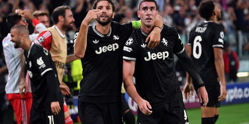 Vlahovic e il gesto di Locatelli ai tifosi dopo il pari della Juve: social impazziti 1 Vlahovic e il gesto di Locatelli ai tifosi dopo il pari della Juve: social impazziti