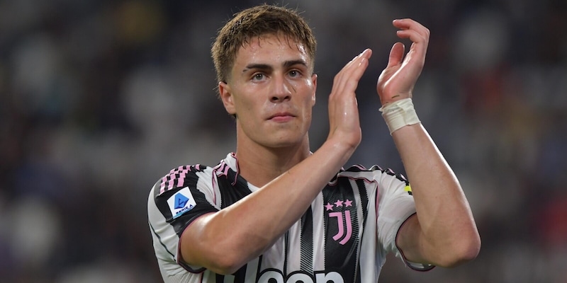 Yildiz è il miglior giocatore del mese di agosto: la premiazione prima di Juve-Inter 1 Yildiz è il miglior giocatore del mese di agosto: la premiazione prima di Juve-Inter