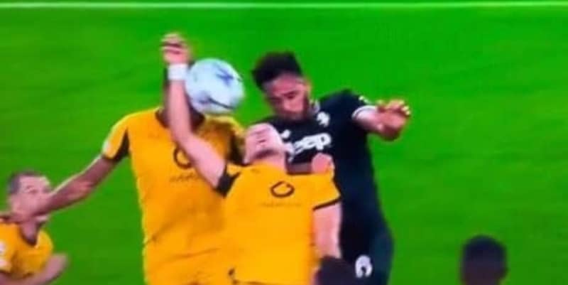 La moviola di Juve-Borussia Dortmund: Letexier male, clamoroso rigore non dato su Kelly 4 La moviola di Juve-Borussia Dortmund: Letexier male, clamoroso rigore non dato su Kelly