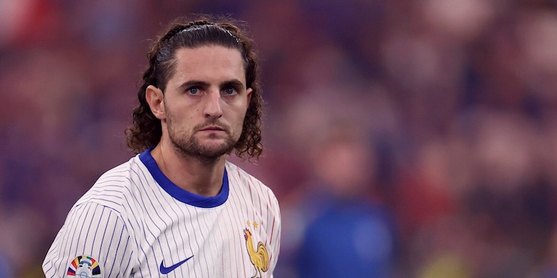 Rabiot bersagliato dai fischi, Deschamps sbotta: "È inaccettabile"
4 Rabiot bersagliato dai fischi, Deschamps sbotta: "È inaccettabile"