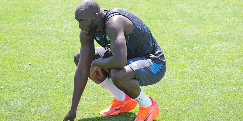 Lukaku in lutto, morto il padre di 58 anni: "Il dolore e le lacrime scorrono a fiumi" 1 Lukaku in lutto, morto il padre di 58 anni: "Il dolore e le lacrime scorrono a fiumi"