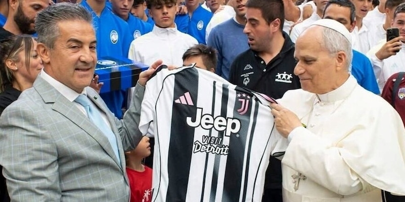 Voglia di Juve nell'aria: Papa Leone con la maglia e numeri Stadium da record! 3 Voglia di Juve nell'aria: Papa Leone con la maglia e numeri Stadium da record!