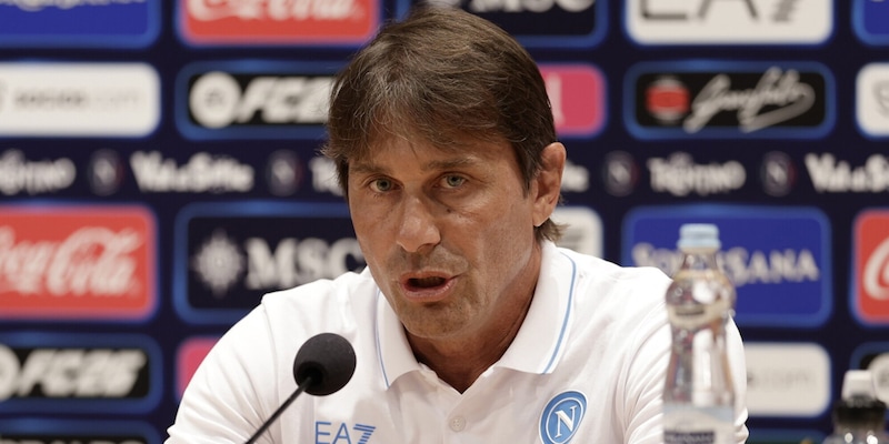Conte si d&agrave; al volley: "Amico di Fef&egrave;, incrocio le dita". Conferenza Milan-Napoli e i "giochini..."