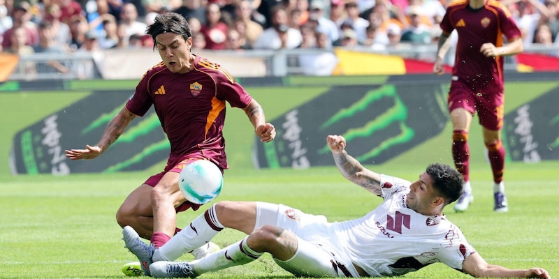 Roma, Dybala shock: lesione alla coscia, salta il derby 2 Roma, Dybala shock: lesione alla coscia, salta il derby