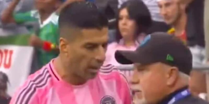 Luis Suarez, maxi squalifica per lo sputo all'allenatore avversario 2 Luis Suarez, maxi squalifica per lo sputo all'allenatore avversario