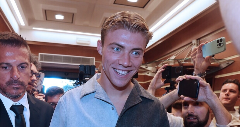 Hojlund si presenta: &ldquo;Gol di Anguissa visto al ristorante. Napoli miglior club italiano&rdquo;