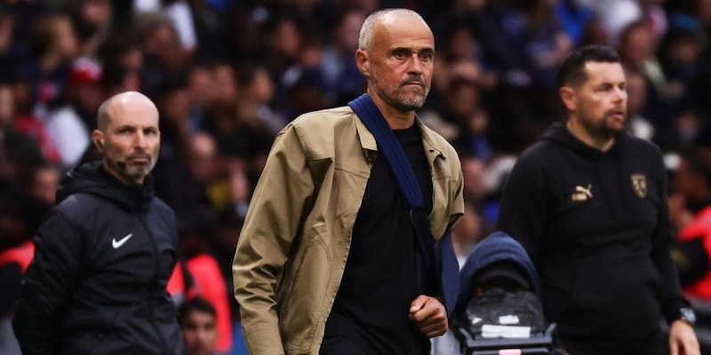 Psg, Luis Enrique allena dalla tribuna per un tempo: ecco il motivo 2 Psg, Luis Enrique allena dalla tribuna per un tempo: ecco il motivo