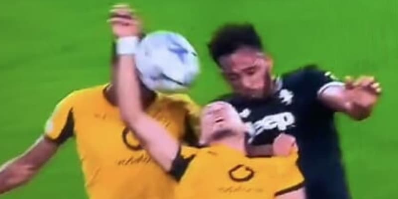 Juve, rigore clamoroso negato in Champions: il VAR non interviene su questo braccio 1 Juve, rigore clamoroso negato in Champions: il VAR non interviene su questo braccio