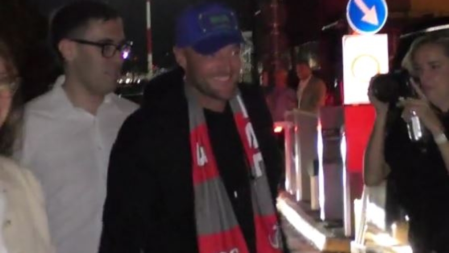 Cori, selfie e tanti autografi: Jamie Vardy fa impazzire i tifosi della Cremonese 1 Cori, selfie e tanti autografi: Jamie Vardy fa impazzire i tifosi della Cremonese