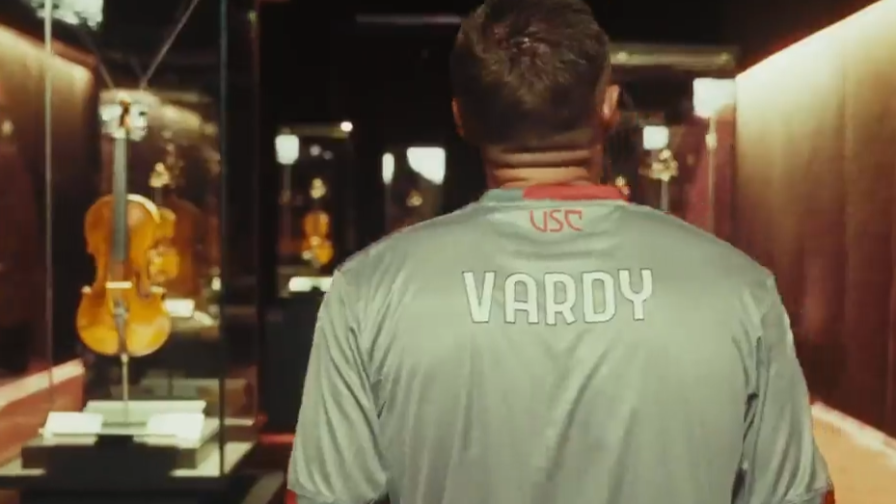 Vardy scopre i violini: la Cremonese lo annuncia così 1 Vardy scopre i violini: la Cremonese lo annuncia così