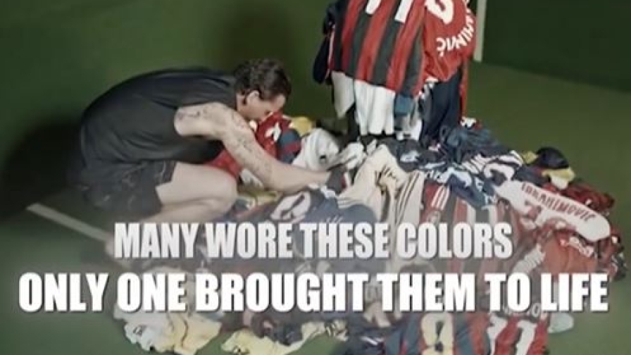 Ibra mostra tutte le sue maglie e lancia una frecciatina... 2 Ibra mostra tutte le sue maglie e lancia una frecciatina...
