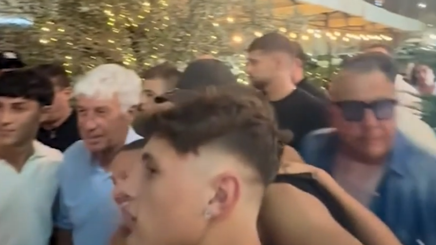 Gasperini cena a Garbatella. I tifosi lo raggiungono e... gli fanno una richiesta 2 Gasperini cena a Garbatella. I tifosi lo raggiungono e... gli fanno una richiesta