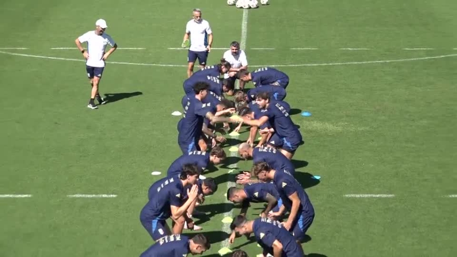 Testa, piedi schiena... Gattuso, l'esercizio è tutto da ridere! 1 Testa, piedi schiena... Gattuso, l'esercizio è tutto da ridere!