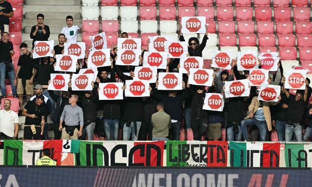 Italia, tifosi girati di spalle durante l'inno di Israele. Poi i cartelli di protesta 2 Italia, tifosi girati di spalle durante l'inno di Israele. Poi i cartelli di protesta