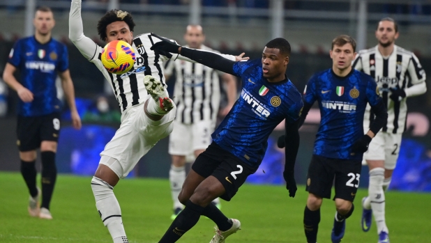 McKennie per contenere Dumfries, David contro Acerbi... i 5 duelli che decidono Juve-Inter 3 McKennie per contenere Dumfries, David contro Acerbi... i 5 duelli che decidono Juve-Inter
