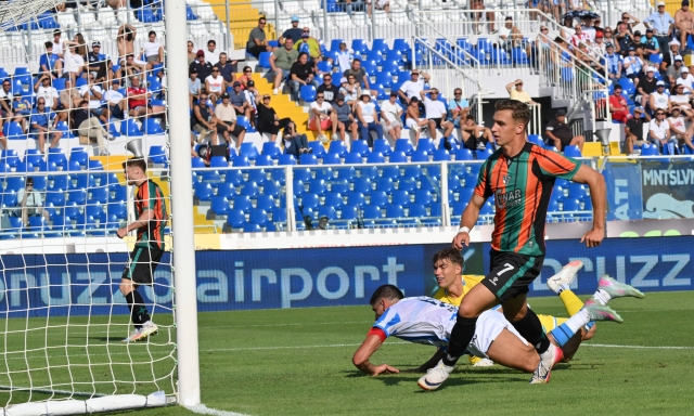 Serie B: il Modena stende il Bari, Frosinone ok a Padova. Venezia rimontato da 2-0 a Pescara 4 Serie B: il Modena stende il Bari, Frosinone ok a Padova. Venezia rimontato da 2-0 a Pescara