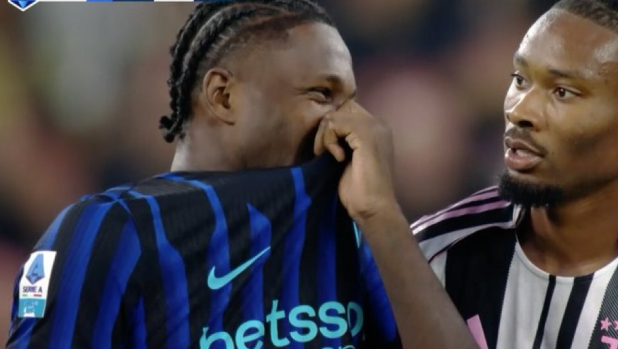 Khephren esulta, Marcus no. Ma ride al 4-3 e fa arrabbiare i suoi tifosi: che strana partita i Thuram 2 Khephren esulta, Marcus no. Ma ride al 4-3 e fa arrabbiare i suoi tifosi: che strana partita i Thuram