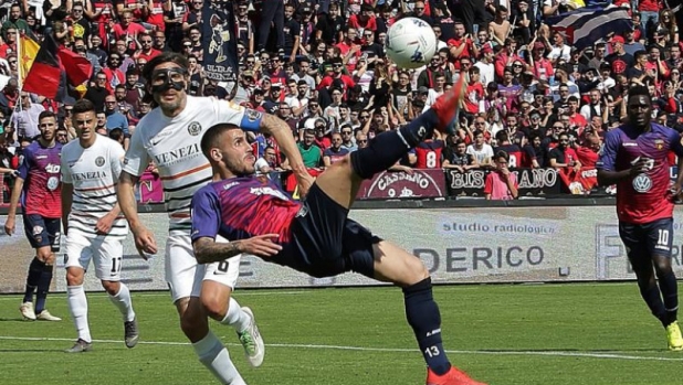 Da Russo a Lapadula, da Flachi a Tutino: gli artisti delle rovesciate più belle della Serie B