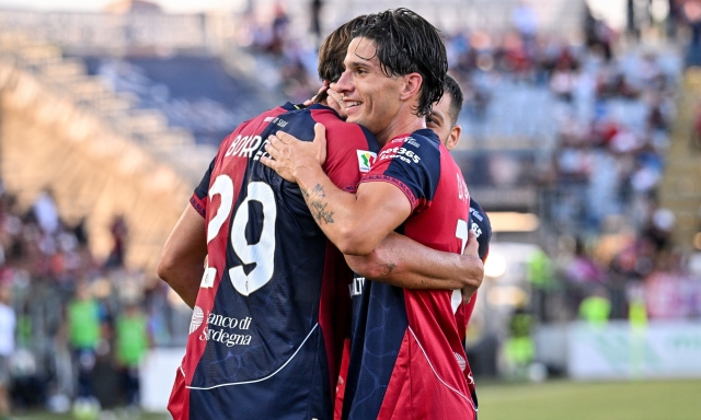 Il Frosinone resiste un'ora, poi il Cagliari dilaga e si regala il Napoli 4 Il Frosinone resiste un'ora, poi il Cagliari dilaga e si regala il Napoli