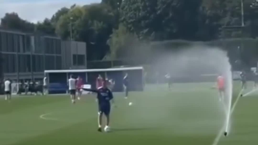 Chivu, sfogo coi tifosi: "Rispettate chi lavora, sennò andate a Milanello..."