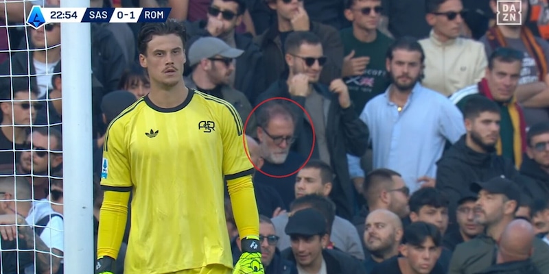 Noto attore inquadrato tra i tifosi della Roma dietro Svilar: lo avete riconosciuto? 1 Noto attore inquadrato tra i tifosi della Roma dietro Svilar: lo avete riconosciuto?