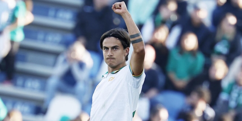 Dybala stende il Sassuolo, la Roma aggancia il Napoli in vetta! Felici salva il Cagliari