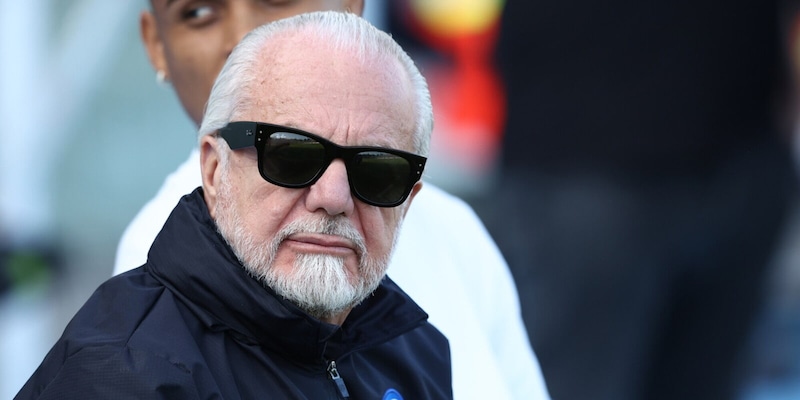 De Laurentiis, la storia dell’acquisto del Napoli e l’incontro con un tifoso Juve: “Mi disse…” 1 De Laurentiis, la storia dell’acquisto del Napoli e l’incontro con un tifoso Juve: “Mi disse…”