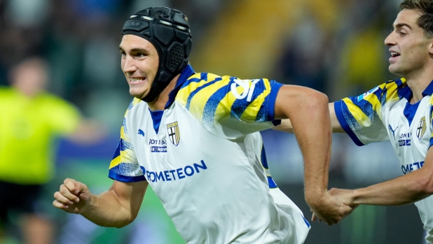 Caschi, bende, lenti speciali: il grande romanzo dei calciatori mascherati