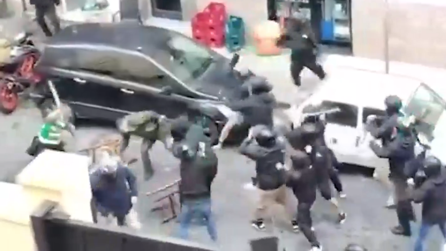 Violenti scontri prima di Napoli-Sporting, volano sedie e bastoni