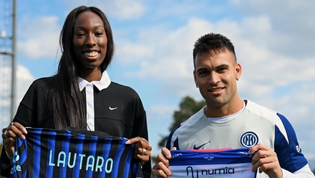 L'Inter accoglie Egonu ad Appiano: "Nerazzurra grazie a papà". Poi lo scambio di maglie con Lautaro 1 L'Inter accoglie Egonu ad Appiano: "Nerazzurra grazie a papà". Poi lo scambio di maglie con Lautaro