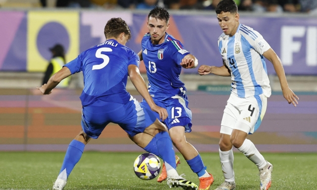 Italia, sconfitta indolore con l'Argentina: siamo agli ottavi. Ma è polemica per un gol annullato