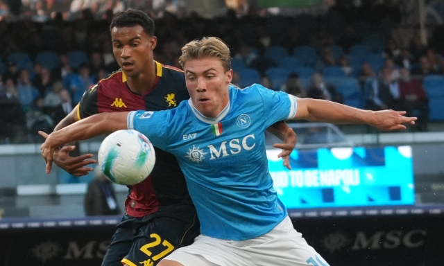 Napoli, che brividi! Poi Anguissa e Hojlund ribaltano il Genoa. Conte torna primo