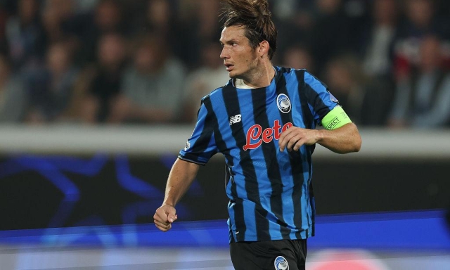 Problema al flessore per de Roon: l'olandese sostituito nel primo tempo contro il Milan 4 Problema al flessore per de Roon: l'olandese sostituito nel primo tempo contro il Milan