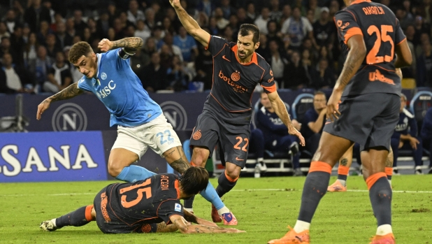 Il fischio a 8 secondi dal contatto, i 4 minuti di check: cos'è successo sul rigore di Napoli-Inter 14 Il fischio a 8 secondi dal contatto, i 4 minuti di check: cos'è successo sul rigore di Napoli-Inter