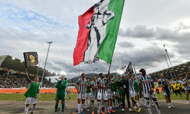 Il Vicenza frena. L'Ascoli vince il derby con la Samb, Okaka-gol col Ravenna. La Salernitana è 1ª