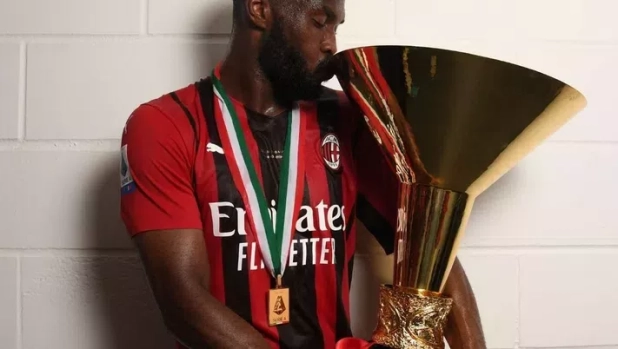 Tomori: "La telefonata con Maldini mi ha cambiato la carriera. Senza tifosi lo scudetto..." 1 Tomori: "La telefonata con Maldini mi ha cambiato la carriera. Senza tifosi lo scudetto..."