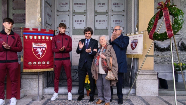 Torino, cerimonia per i caduti di Superga con il presidente Cairo e i familiari delle vittime 3 Torino, cerimonia per i caduti di Superga con il presidente Cairo e i familiari delle vittime