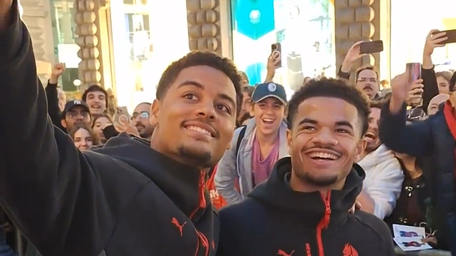 Athekame e De Winter, selfie e autografi con i tifosi in centro città 2 Athekame e De Winter, selfie e autografi con i tifosi in centro città