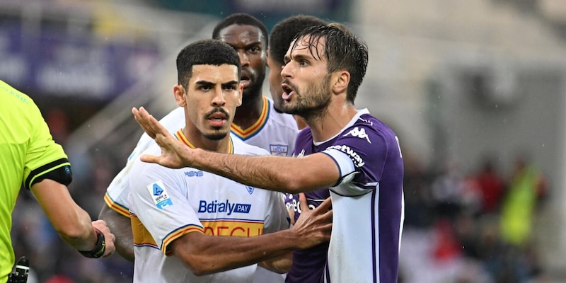 Fiorentina ko anche col Lecce ma è furiosa per un rigore revocato col Var: Pioli a rischio esonero 1 Fiorentina ko anche col Lecce ma è furiosa per un rigore revocato col Var: Pioli a rischio esonero