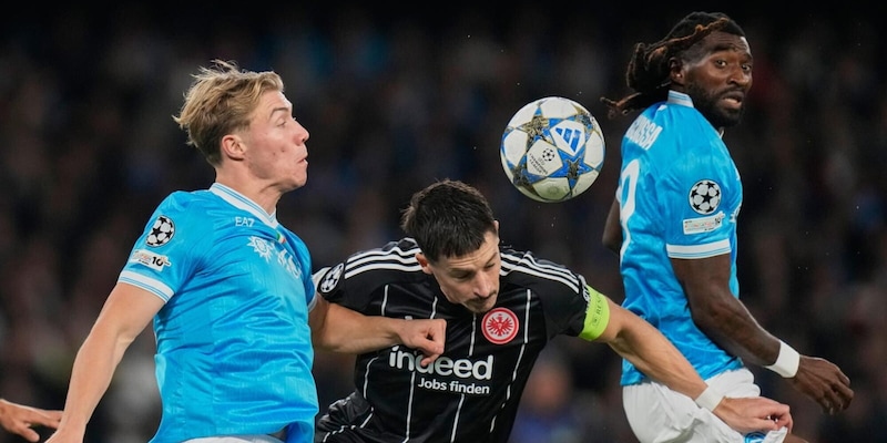 Napoli-Eintracht Francoforte 0-0: la squadra di Conte non brilla, ora ha solo 4 punti 4 Napoli-Eintracht Francoforte 0-0: la squadra di Conte non brilla, ora ha solo 4 punti