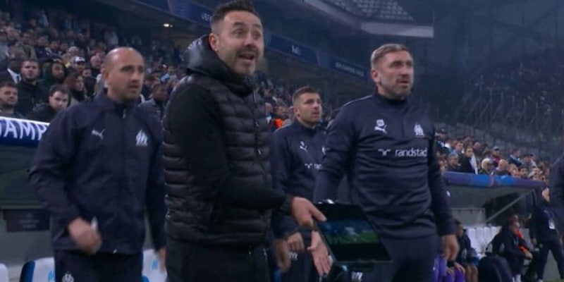 De Zerbi impazzisce con l'arbitro e lancia l'i pad: "Guarda qui..." 1 De Zerbi impazzisce con l'arbitro e lancia l'i pad: "Guarda qui..."