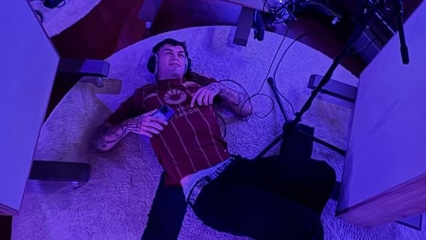 Blanco porta la Roma in studio e registra il nuovo pezzo con la maglia giallorossa