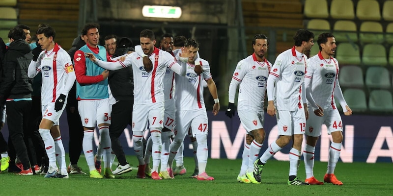 Il Monza rimonta a Modena e aggancia il Frosinone: primo posto per Bianco