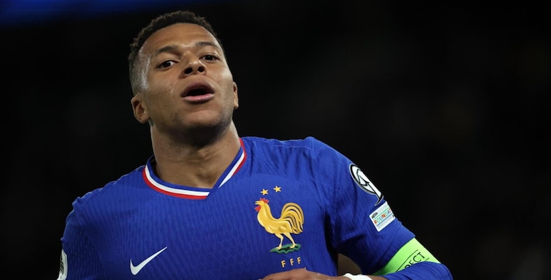 Mbappé gli regala più di 60mila euro: poliziotto sanzionato e mandato in pensione. La folle storia dalla Francia 3 Mbappé gli regala più di 60mila euro: poliziotto sanzionato e mandato in pensione. La folle storia dalla Francia