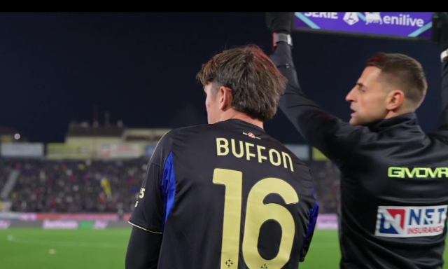 Gli 11 minuti di gloria di Buffon jr: l'ingresso in campo, mamma Alena fa il video dalla tribuna