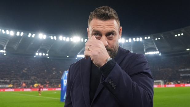 Cori, striscioni, abbracci: la prima volta di De Rossi a Roma da avversario è da brividi 3 Cori, striscioni, abbracci: la prima volta di De Rossi a Roma da avversario è da brividi