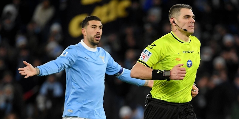 Arbitri, un disastro continuo: Sozza e Pezzuto sospesi dopo Lazio-Fiorentina