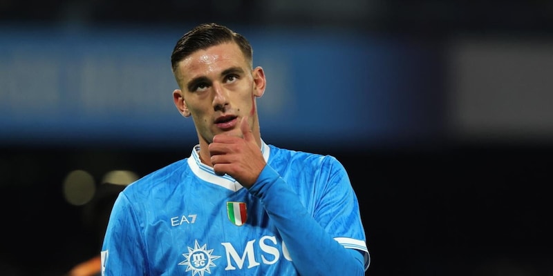 Napoli, il piano con il calciomercato a saldo zero: cambiano gli obiettivi. Dubbi sul futuro di due giocatori