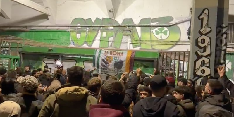 Roma, duemila tifosi ad Atene: che festa per il gemellaggio con il Panathinaikos 3 Roma, duemila tifosi ad Atene: che festa per il gemellaggio con il Panathinaikos