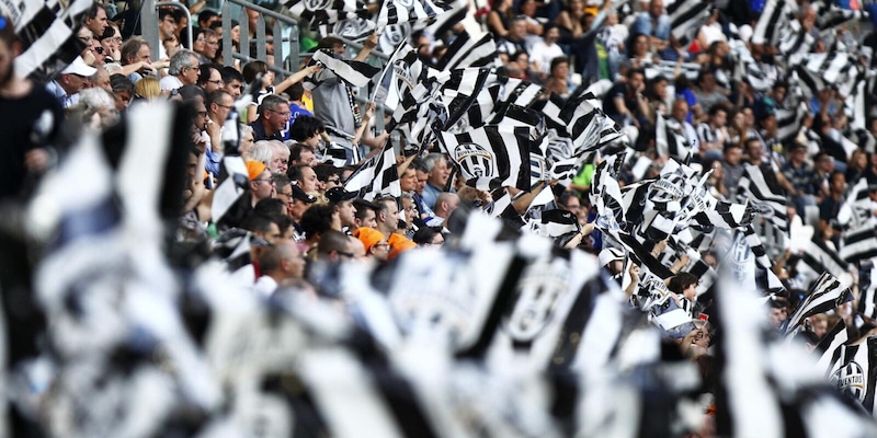 Fa scattare le mascherine e l'ossigeno sul volo per Cagliari: denunciato tifoso della Juve